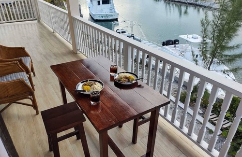 Nassau Condo | Charming Maple Canalfront Condo