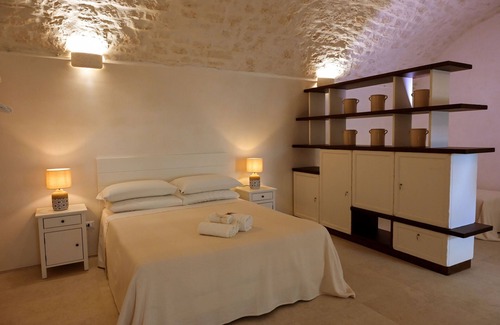 Mottola Other | Charming Masseria with SPA: Deluxe Room with XL Shower and Chromotherapy