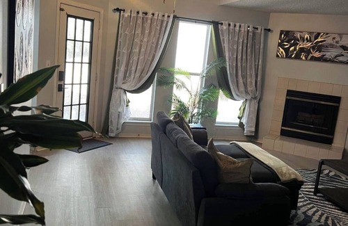 Okaloosa County House | Charming master bedroom in a fully furnished 4 bedroom rental house in Niceville