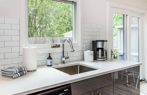 Healdsburg Cottage | Charming Matheson Modern Townhome 2 Blocks from Healdsburg Plaza