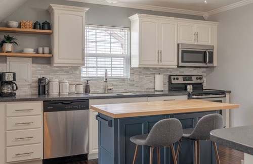 Owensboro House | Charming Midtown Manor 2 Bedroom + Bonus Room near Restaurants and Parks