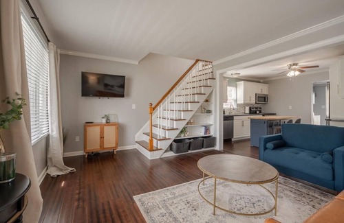 Owensboro House | Charming Midtown Manor 2 Bedroom + Bonus Room near Restaurants and Parks