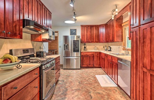 Mills River House | Charming Mills River Home w/Porch & Yard!