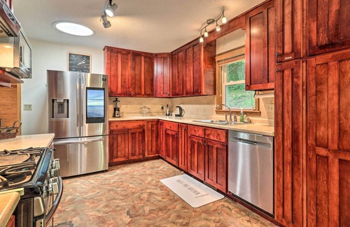 Mills River House | Charming Mills River Home w/Porch & Yard!