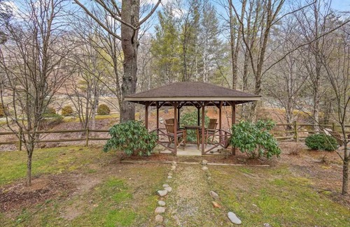 Blowing Rock House | Charming Modern Cabin & Hiking Trails & Fire Pit