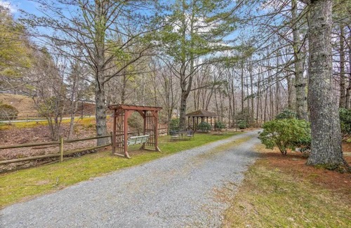 Blowing Rock House | Charming Modern Cabin & Hiking Trails & Fire Pit