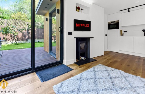 Fortis Green House | Charming Modern Chic Pad Summer House