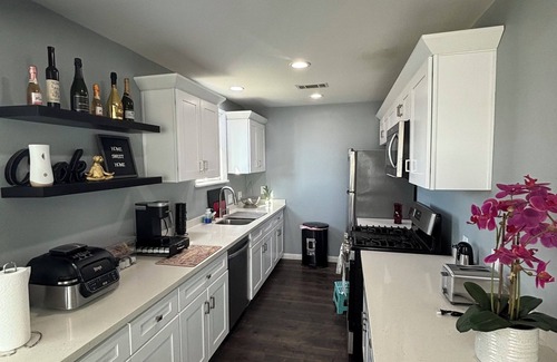 Whittier House | Charming Modern Dog Friendly 3-bedroom House near Disneyland