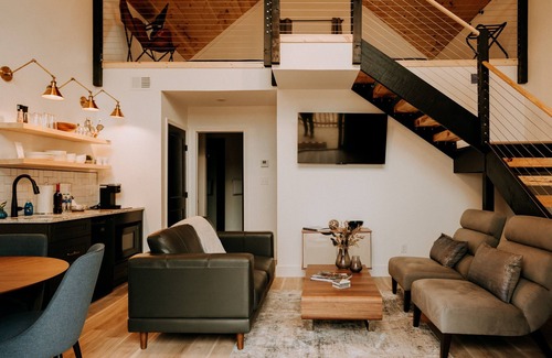 Gatlinburg - Pigeon Forge Cottage | Charming Modern Mountain Cottage - Special!