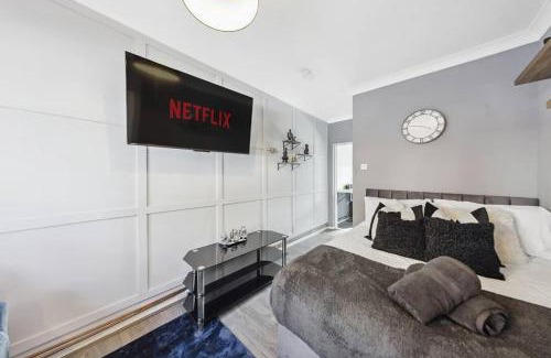 Chatham Apartment | Charming & Modern Studio Retreat in Chatham