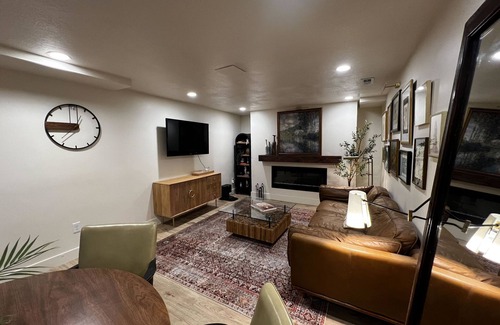 Downtown Salt Lake City House | Charming Modern-Transittional 2-bedroom house with AC, WiFi in perfect SLC
