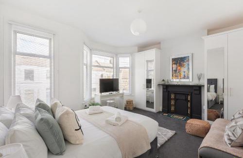 Kensal Green Apartment | Charming Mortimer Balcony Kensal Rise