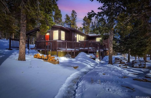 Coal Creek Canyon Cottage | Charming Mountain Cabin- Modern and Private Fully remodeled, high-speed internet