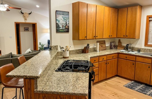 Hailey House | Charming Mountain Getaway in Heart of Hailey + Gorgeous Yard & Hot Tub!