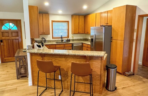 Hailey House | Charming Mountain Getaway in Heart of Hailey + Gorgeous Yard & Hot Tub!
