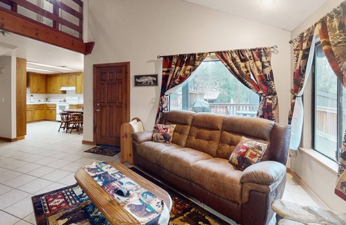 Yosemite Forks Cabin | Charming mountain retreat with wraparound deck, wood stove, & washer/dryer