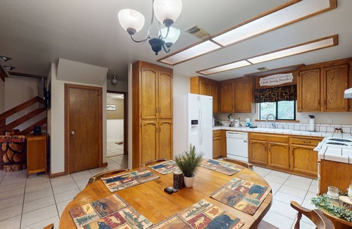 Yosemite Forks Cabin | Charming mountain retreat with wraparound deck, wood stove, & washer/dryer