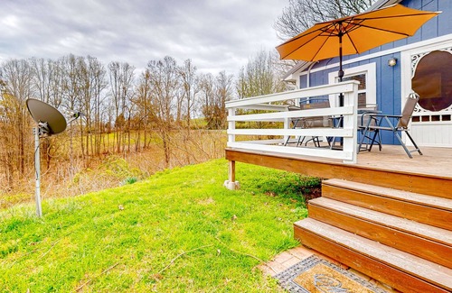 Andersonville Cottage | Charming mountain-view cottage with golf nearby, firepit & W/D - dog-friendly