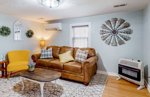 Andersonville Cottage | Charming mountain-view cottage with golf nearby, firepit & W/D - dog-friendly