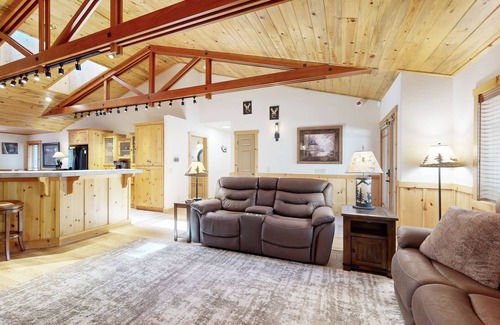 Eagle Mountain Estates House | Charming mountain escape close to skiing, hiking, the lake, and the Village