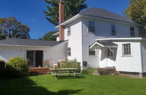 Baysville House | Charming Muskoka Getaway (with event space)