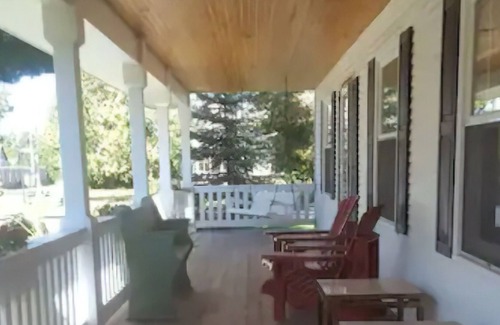 Baysville House | Charming Muskoka Getaway (with event space)