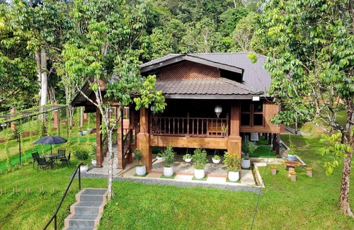 Kampung Besar Cottage | Charming Nature Kampung Home for Family Getaways