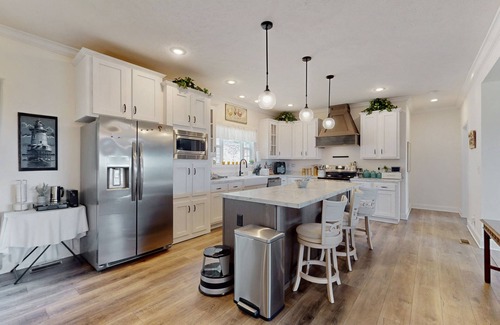 Newland House | Charming Newland Home with Mountain and Valley Views, Full Kitchen and Wifi