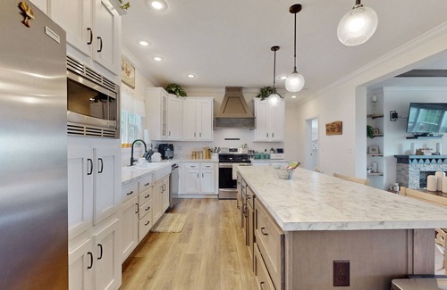 Newland House | Charming Newland Home with Mountain and Valley Views, Full Kitchen and Wifi