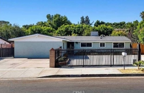 Sylmar House | Charming newly remodeled room in Sylmar with WiFi, AC, private entrance.