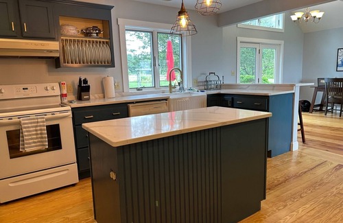 Mid-Coast and Islands House | Charming, Newly Renovated Harpswell Coastal Farmhouse- 4 comfortable Bedrooms, 2.5 Bath. Ocean v.