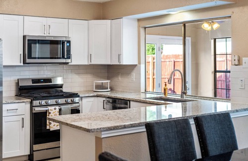 Garland House | Charming newly upgrade 4-bedroom house in Garland, king beds, near highway