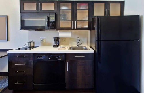 West Des Moines Resort | Charming Oasis in the Heart of West Des Moines! Full Kitchen, Pets Allowed!