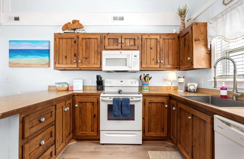 South Nags Head House | Charming OCEANSIDE Cottage Steps from the Beach in South Nags Head