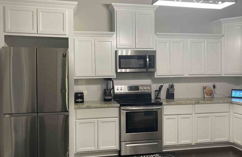 Oaks Historic District House | Charming Old Style Cottage. Pet Friendly!
