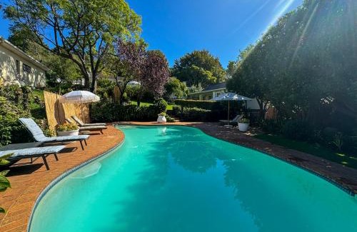 Constantia House | Charming one bed with Vineyard & Mountain views