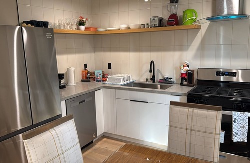 Boyle Heights Hotel | Charming One Bedroom Suite in lovely Los Angeles with AC, WiFi
