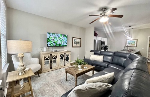 Oxford Cottage | Charming Oxford Retreat with 3 Bedroom Suites!