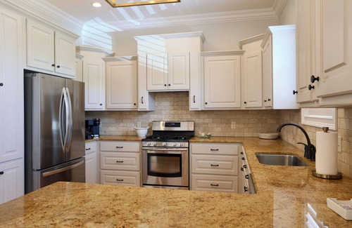Oxford House | Charming Oxford Townhome - Minutes to Ole Miss and The Square! Sleeps 1-10