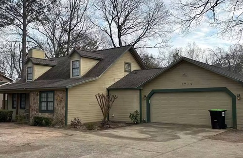 Warner Robins House | Charming, peaceful & spacious 3/2 house with sunroom, WiFi, AC in Warner Robins
