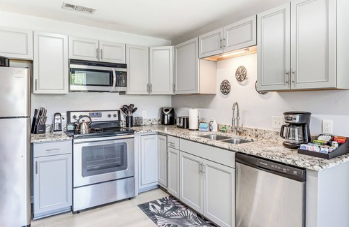 Myrtle Grove House | Charming Pensacola Home w/screened Lanai & Grill!