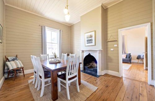 Dubbo House | Charming Period Home - Walk to CBD, Pet Friendly