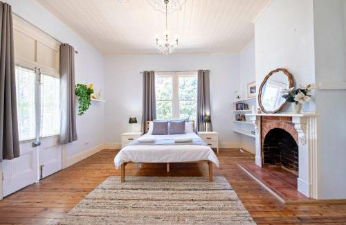 Dubbo House | Charming Period Home - Walk to CBD, Pet Friendly