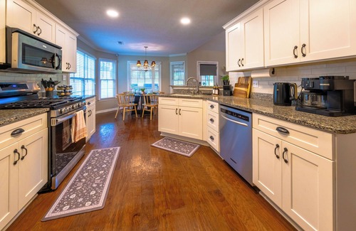 Inman House | Charming Pet-Friendly Ranch Retreat w/Screened-in Patio and Fire-Pit!