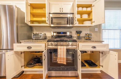 Inman House | Charming Pet-Friendly Ranch Retreat w/Screened-in Patio and Fire-Pit!