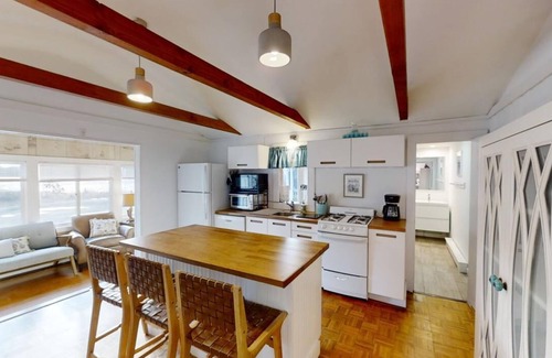 South Dennis Cottage | Charming pet friendly cottage steps from Follins Pond.