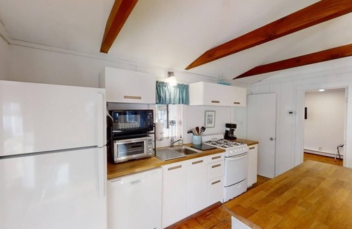 South Dennis Cottage | Charming pet friendly cottage steps from Follins Pond.