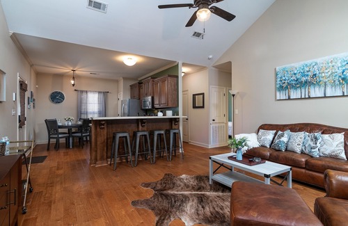 Oxford House | Charming Pet Friendly retreat mins from campus