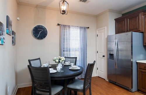 Oxford House | Charming Pet Friendly retreat mins from campus