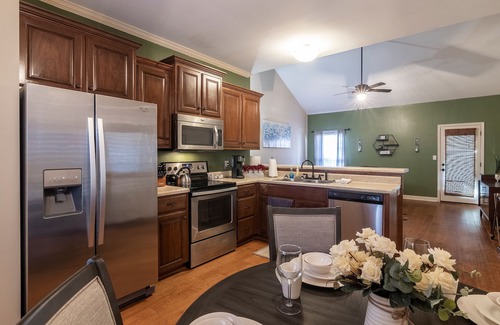Oxford House | Charming Pet Friendly retreat mins from campus